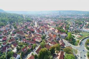 Schräges Luftbild vom Wohngebiet Jena-Ost; Blick bis ins Stadtzentrum zum JenTower