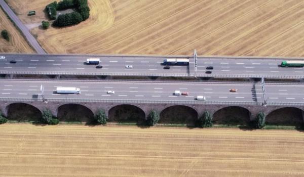 Saalebrücke mit Autobahn A4 mit Kornfeldern von oben aufgenommen
