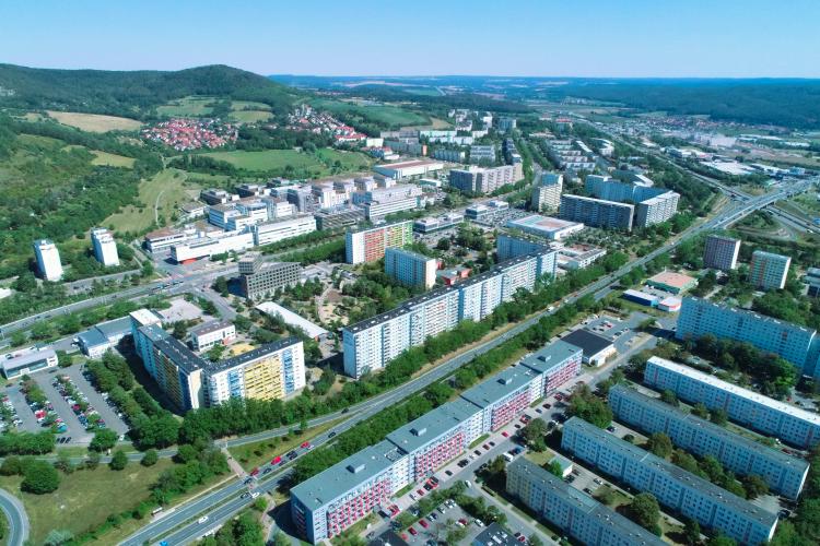 Die Plattenbausiedlung Lobeda-Ost mit dem Universitätsklinikum Jena im Hintergrund.