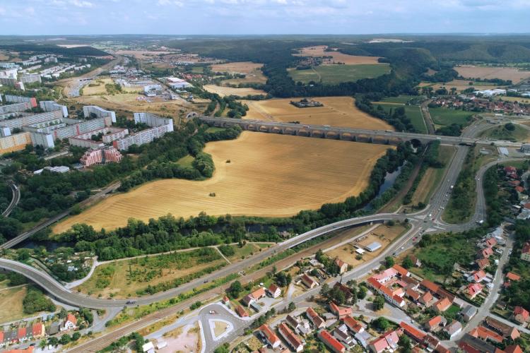Schräges Luftbild der Autobahnbrücke in Lobeda; umliegend landwirtschaftlich genutzte Felder. Am Rande des Bildes ist die Plattenbausiedlung Lobeda.