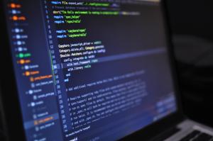 Blick auf den Code auf den Computer-Bildschirm eines Programmierers