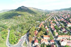 Wohngebiet in Jena Ost rechts im Bild. Links der aus Muschelkalk bestehende 385 Meter hohe Berg Jenzig.