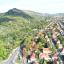 Wohngebiet in Jena Ost rechts im Bild. Links der aus Muschelkalk bestehende 385 Meter hohe Berg Jenzig.
