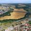 Schräges Luftbild der Autobahnbrücke in Lobeda; umliegend landwirtschaftlich genutzte Felder. Am Rande des Bildes ist die Plattenbausiedlung Lobeda.