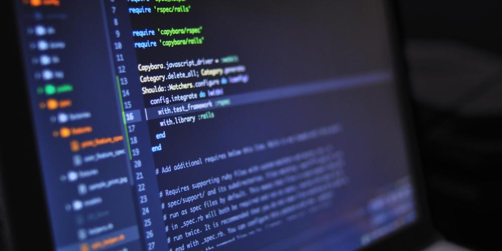 Blick auf den Code auf den Computer-Bildschirm eines Programmierers