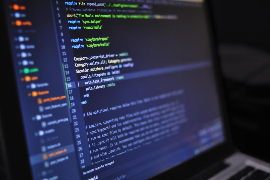 Blick auf den Code auf den Computer-Bildschirm eines Programmierers